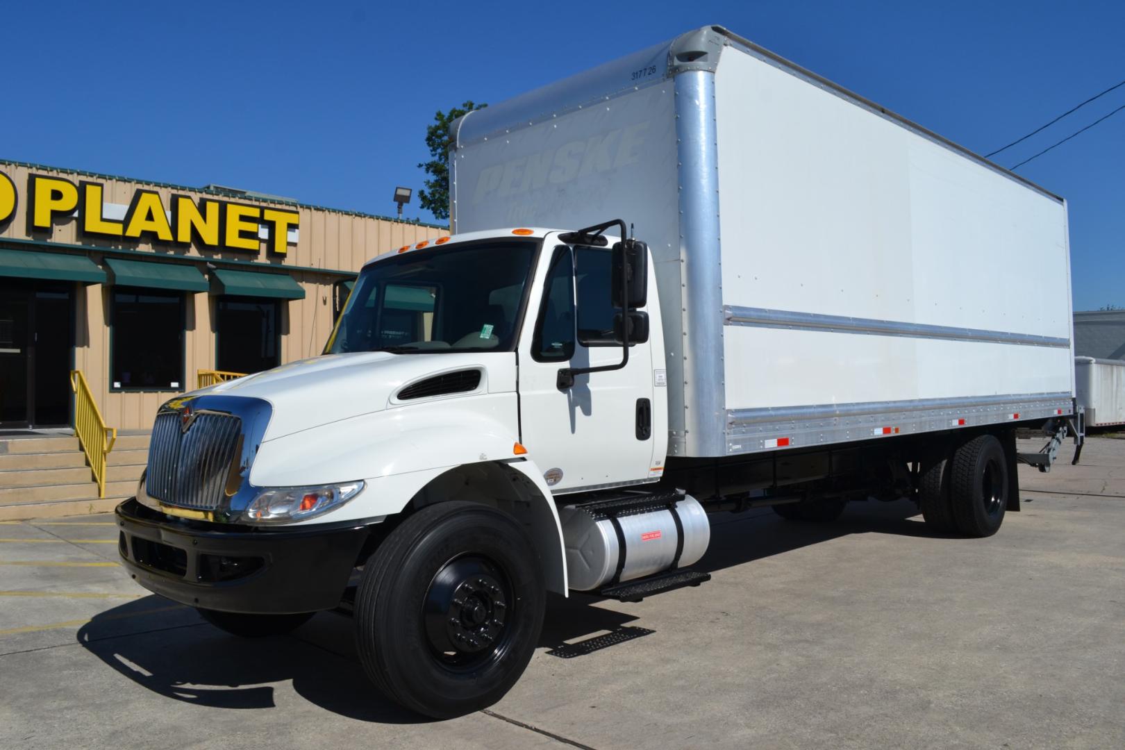 2018 WHITE /GRAY INTERNATIONAL 4300 with an CUMMINS ISB 6.7L 240HP engine, EATON FULLER PROCISION AUTOMATIC transmission, located at 9172 North Fwy, Houston, TX, 77037, (713) 910-6868, 29.887470, -95.411903 - Photo#0